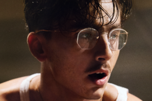 ‘Marty Supreme’ Director Josh Safdie Made Timothée Chalamet Wear Strong Prescription Glasses: ‘He Can’t See S—‘ Without Them