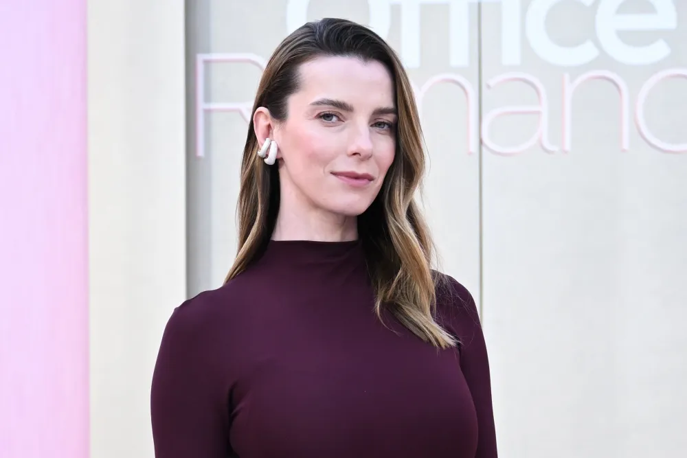 ‘Office Romance’ Star Betty Gilpin on Using a Prosthetic Vagina for Her Birthing Scene: ‘I Was Pretty Freaked Out